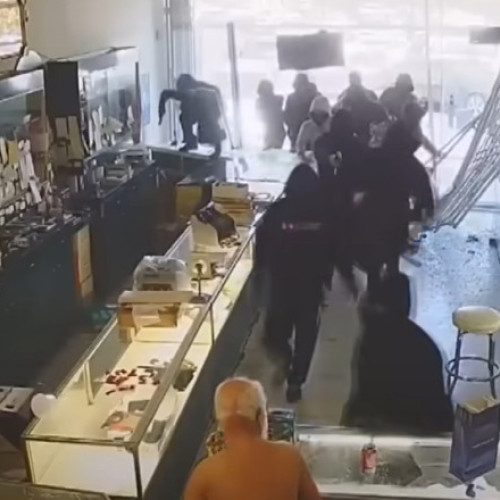 15 bărbați jefuiesc un magazin de bijuterii din San Jose, California