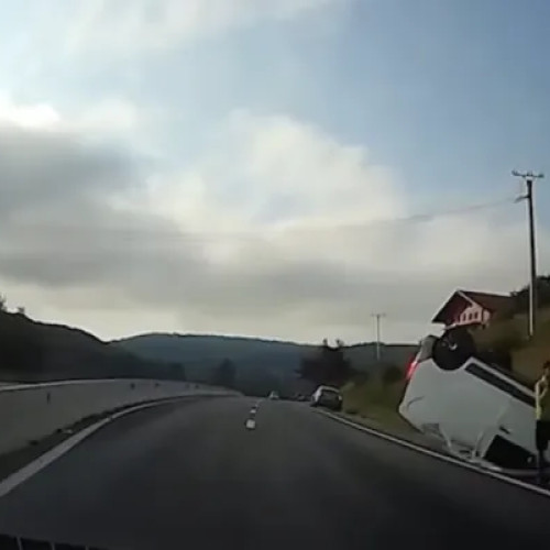 Accident rutier lângă Cluj: un autoturism s-a răsturnat, fără răni