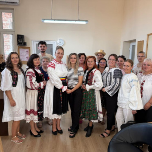 Centrul de Cultură al Județului Bihor încheie atelierul de cusut costume tradiționale