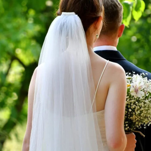 Cuplu italian, 35 de ani, agresat într-un lan de floarea-soarelui în timpul nunții