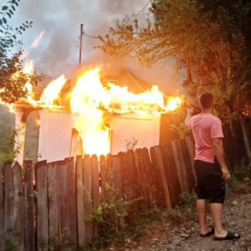 Incendiu devastator în Mera: familia rămâne fără locuință