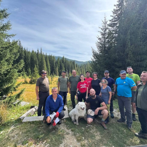 Voluntari în Bucegi protejează mediul prin acțiuni de ecologizare