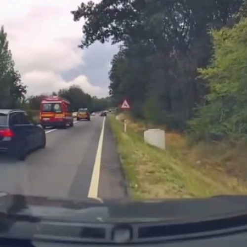 Șoferi urmăresc ambulanțe SMURD în Bihor; autoritățile au sesizat Poliția