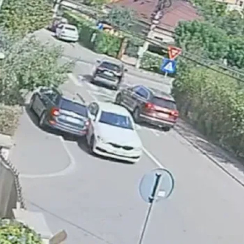 BMW cu numere suedeze lovește o Skoda și părăsește locul