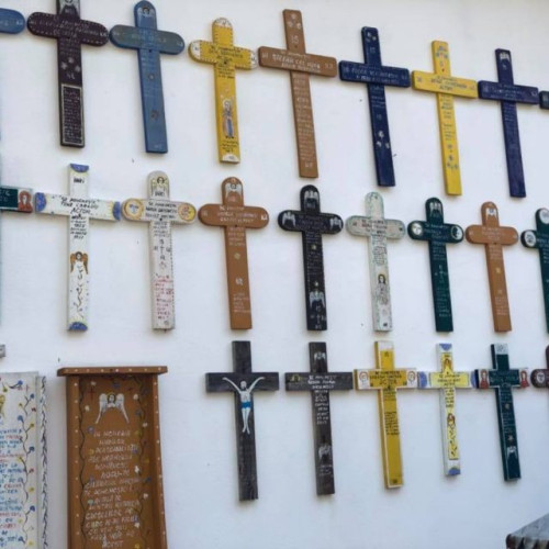 Sărbătoare la muzeul crucilor din Măceșu, Gorj: Înălțarea Sfintei Cruci
