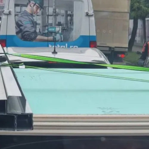 Șofer din Cluj surprinde un vehicul cu încărcătură periculoasă pe plafon