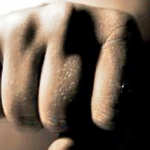 Elev agresiv lovește un profesor la liceu; cazul atrage sancțiuni