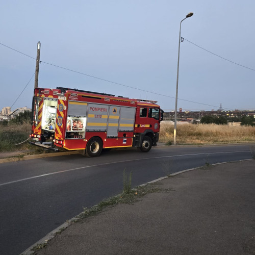 Incendiu în Vadu Oii: echipaje ISU intervin cu două autospeciale