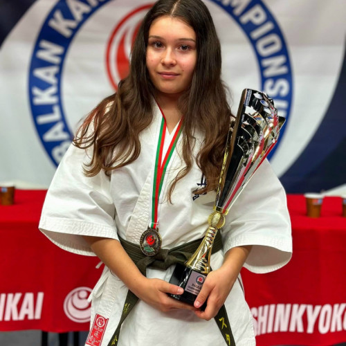 Crina Stase devine campioană balcanică la karate Kyokushin