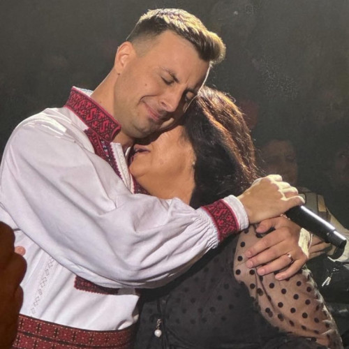 Valentin Sanfira emoționează publicul cu imaginea mamei în lacrimi