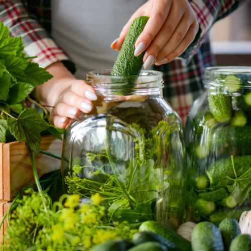 Sezonul murăturilor: prețuri mai mari și economii în cămări