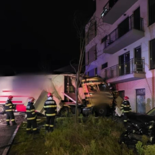 TIR intră într-un bloc din Cluj-Napoca după pierderea controlului