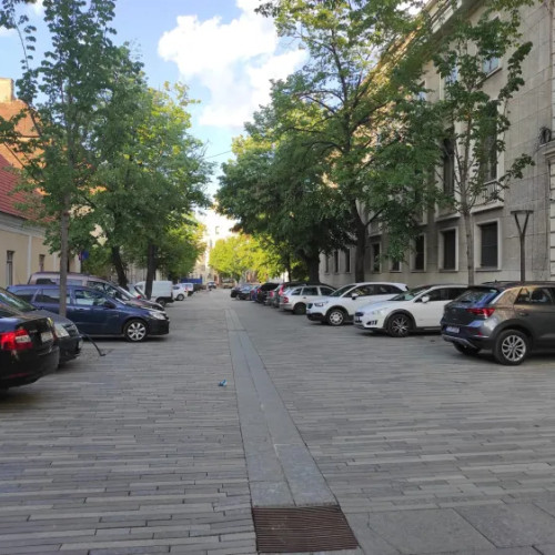 Cluj-Napoca: mașini parchează pe strada pietonală în timpul dimineții