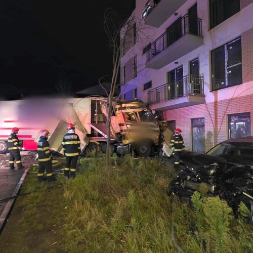 Accident grav în Cluj-Napoca: TIR lovește un bloc, trafic blocat