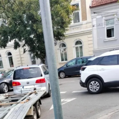 Cluj-Napoca: șofer parchează transversal în intersecție, blocând vizibilitatea