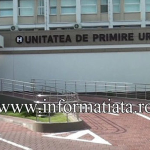 Omul rănit în urma căderii de pe casă în timpul verificării coșului de fum a fost transportat la spital pentru fracturi la picioare