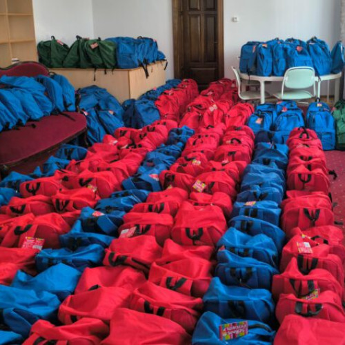 350 elevi primesc ghiozdane complete în inițiativa Arhiepiscopiei Buzăului și Vrancei