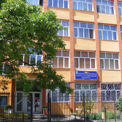 Incident la Liceul Sportiv din Târgu Jiu: elev lovit de coleg în clasă