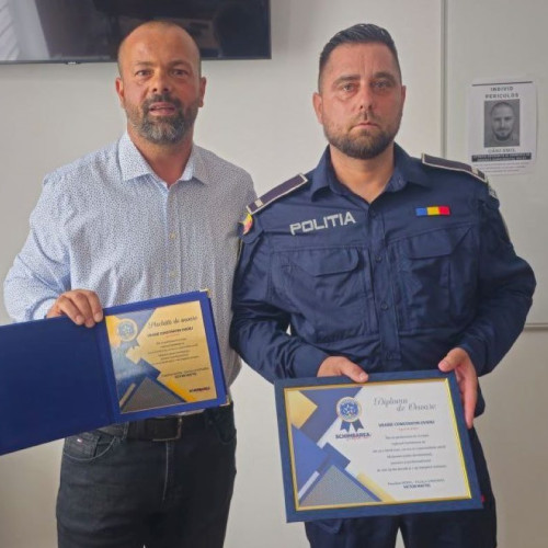 Ofițeri premiați pentru devotamentul lor în comunitate