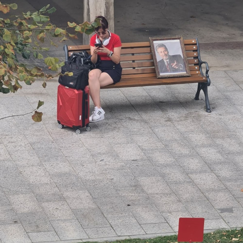 Tânăra absorbită de telefon apare în imaginea zilei, în fața redacției, alături de Constantinescu