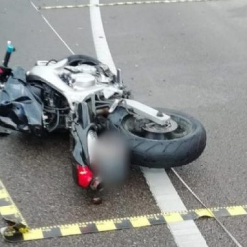 Doi tineri răniți după coliziune între scuter și mașină în Vicovu de Sus