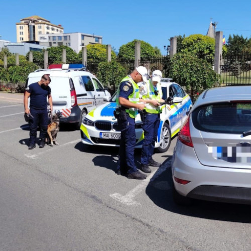 Șofer cu permisul suspendat, prins cu plăcuțe ale altui vehicul și alcool