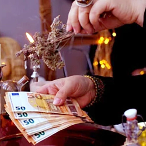 O femeie din Hunedoara, acuzată de înșelăciune prin descântece