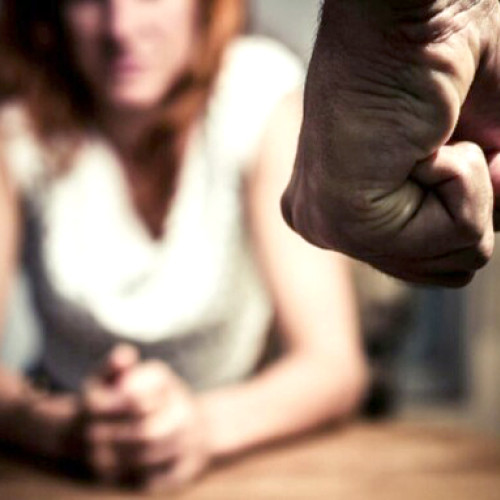 Amenințare cu moartea și violență în familie, anchetă la Călan