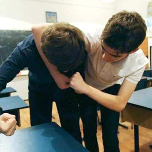 Elev de 15 ani din Târgu Jiu, lovit de un coleg