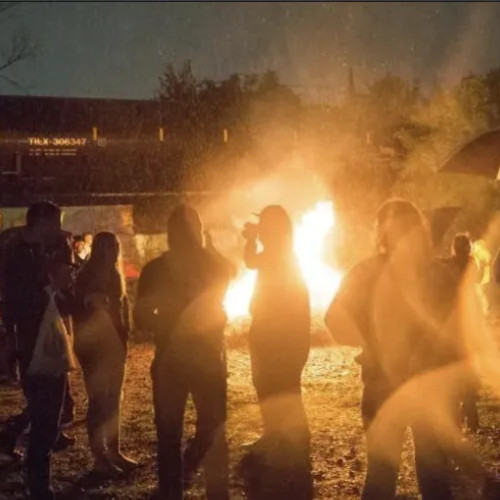 Clujen reclamă zgomot și amenințări în fața blocului