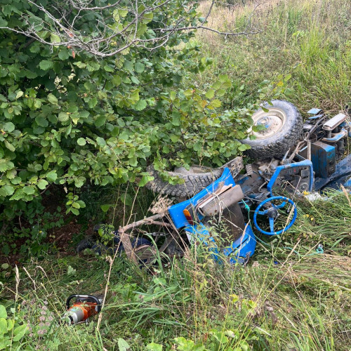 Bărbat de 49 de ani rănit într-un tractor răsturnat în pădurea Petru Vodă