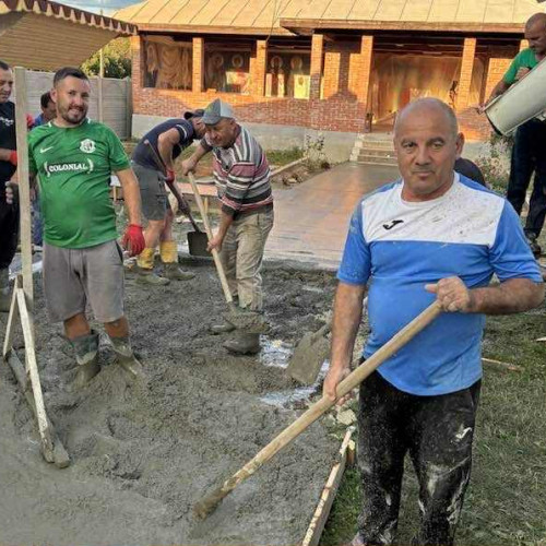 Ion Bîrcă fotografiat pe șantierul noii mănăstiri; progres la 40%
