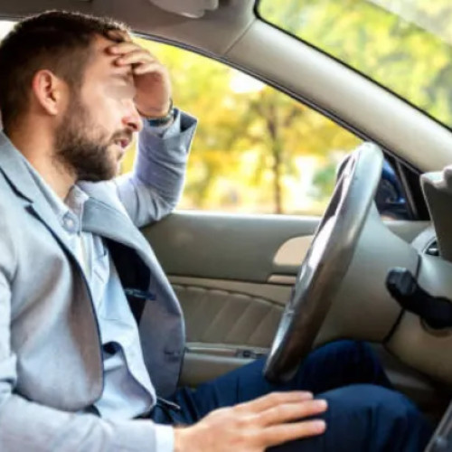 Semaforul pietonal din zona Metro blochează traficul, șoferii cer intervenția autorităților