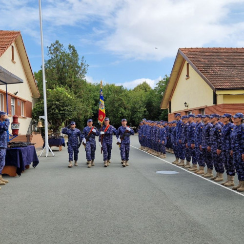 Comandantul școlii avertizează elevii despre responsabilitate în timpul ceremoniei Drapelului