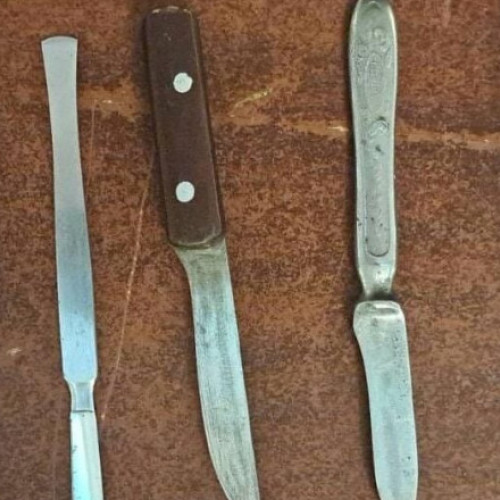 Femeie din Republica Moldova, cu arme albe, încercă să pătrundă în Palatul Parlamentului