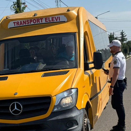 Polițiștii botoșăneni verifică transportul elevilor pentru siguranța rutieră