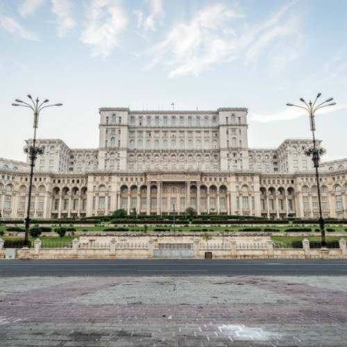 Femeie depistată la intrarea în Parlament cu șase cuțite; poliția verifică