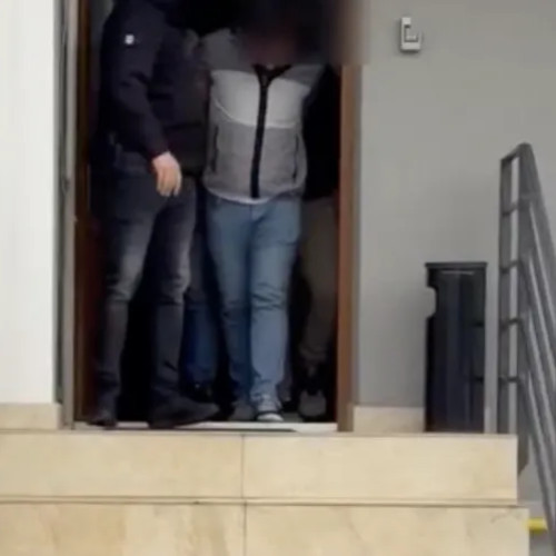 Polițiștii clujeni au prins un bărbat urmărit la nivel național și internațional