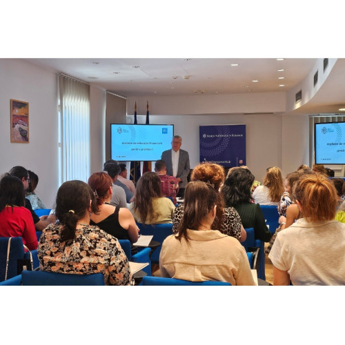 Peste 800 de profesori în 20 de orașe participă la programul de educație financiară