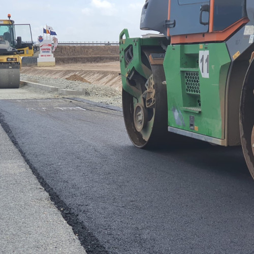 A început asfaltarea pe drumul de legătură spre nodul rutier din Cumpăna