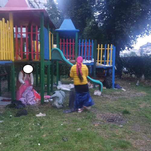 Adăpost improvizat depistat într-un loc de joacă la Piatra Neamț