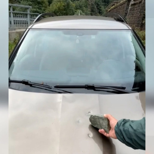 Stâncă se desprinde pe podul peste Jiu, lovind o mașină la Petroșani