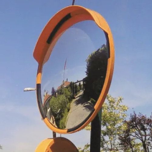 Locuitorii din Cluj-Napoca solicită oglindă rutieră la ieșirea din străduța privată