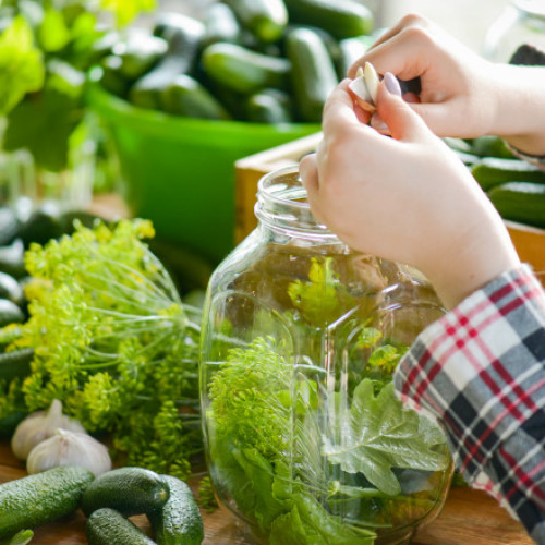 Murături crocante: când să le pui în saramură și cum să le aromatizezi