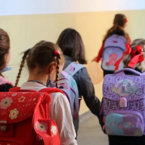 Guvernul majorează sprijinul pentru elevii din medii defavorizate