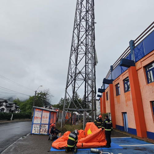 Persoană urcă pe stâlpul nocturnei stadionului Ceahlăul, intervenție ISU