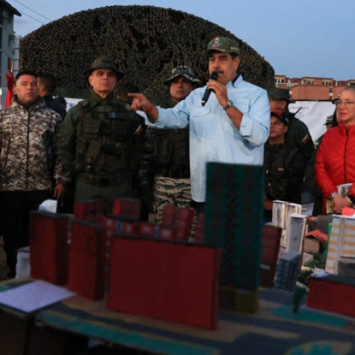 Nicolás Maduro cheamă populaţia Venezuelei în cazărmi pentru a învăţa să tragă cu arma