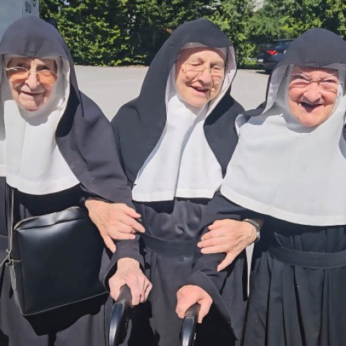 Video&Foto „Mai bine mor pe o pajiște decât în azil”: trei călugărițe de peste 80 de ani s-au întors la mănăstirea lor din Alpi