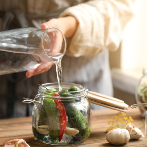 Ce cantitate de sare se pune la murături. Chef Adi Hădean explică proporția corectă pentru fiecare borcan