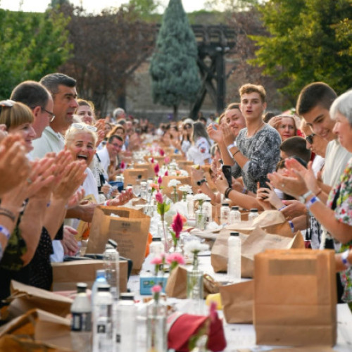 Alba Iulia intră în Cartea Recordurilor cu cea mai lungă masă din materiale reciclabile din lume. Peste 10.000 de participanți